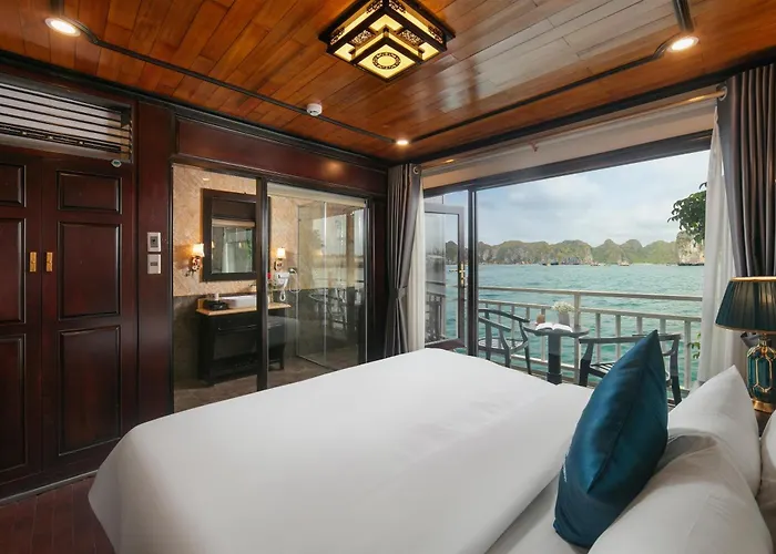 Botel Star Boutique Cruise *